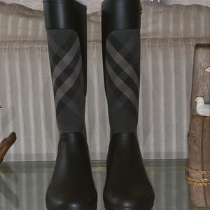 ❤️SOLD❤️ Burberry Rain Boots Black,  Gray, & White Signature Plaid Size US 7